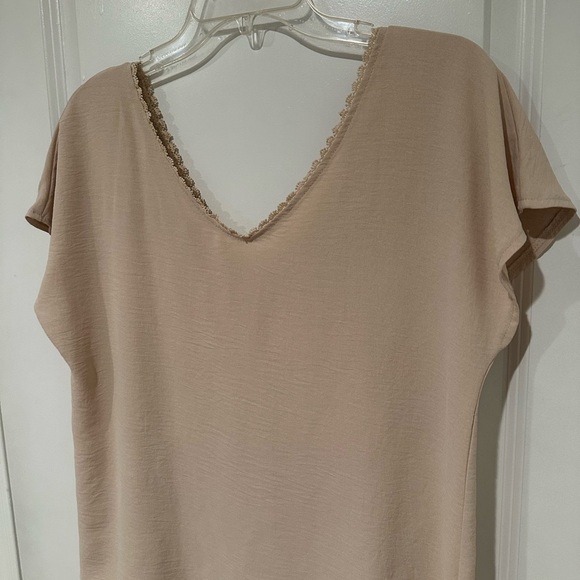 Flowy beige top with lace trim and button detail size M - Picture 3 of 4